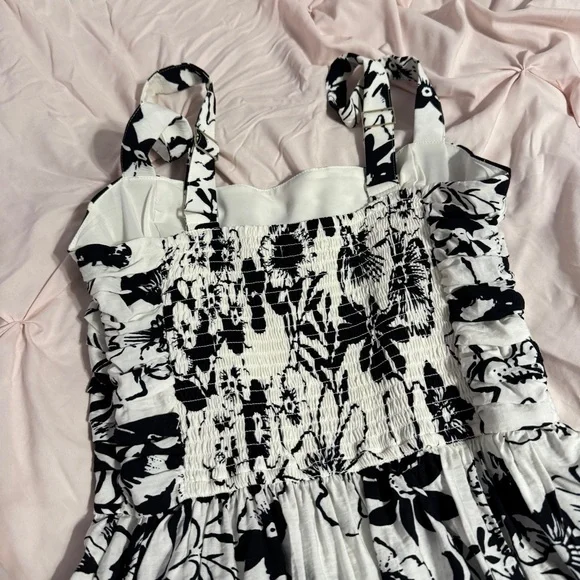 Abercrombie & Fitch Tall Black & White Floral Tiered Maxi Dress - Picture 9 of 10